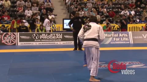 Felipe Costa (White kimono) vs. Rogerio Taborda (Blue kimono) – IBJJF Worlds 2010 Battle!
