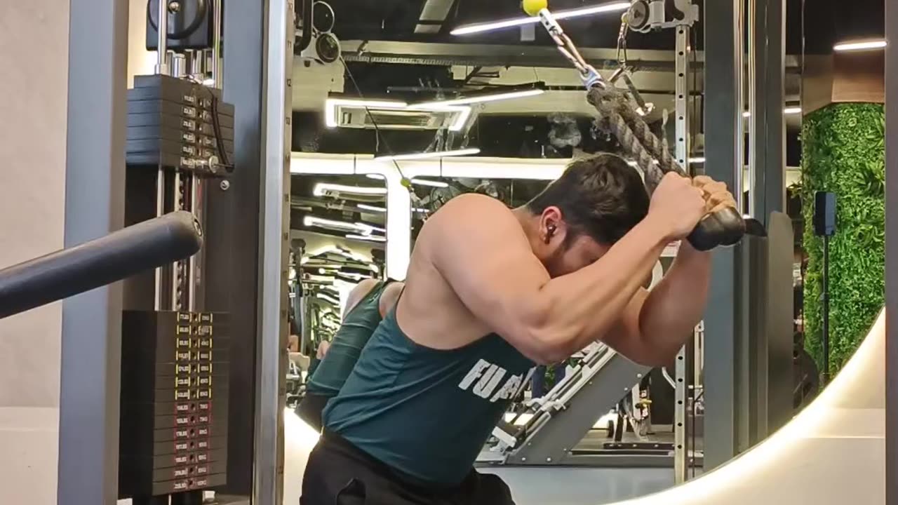 Triceps Exercise: Overhead Rope Extension