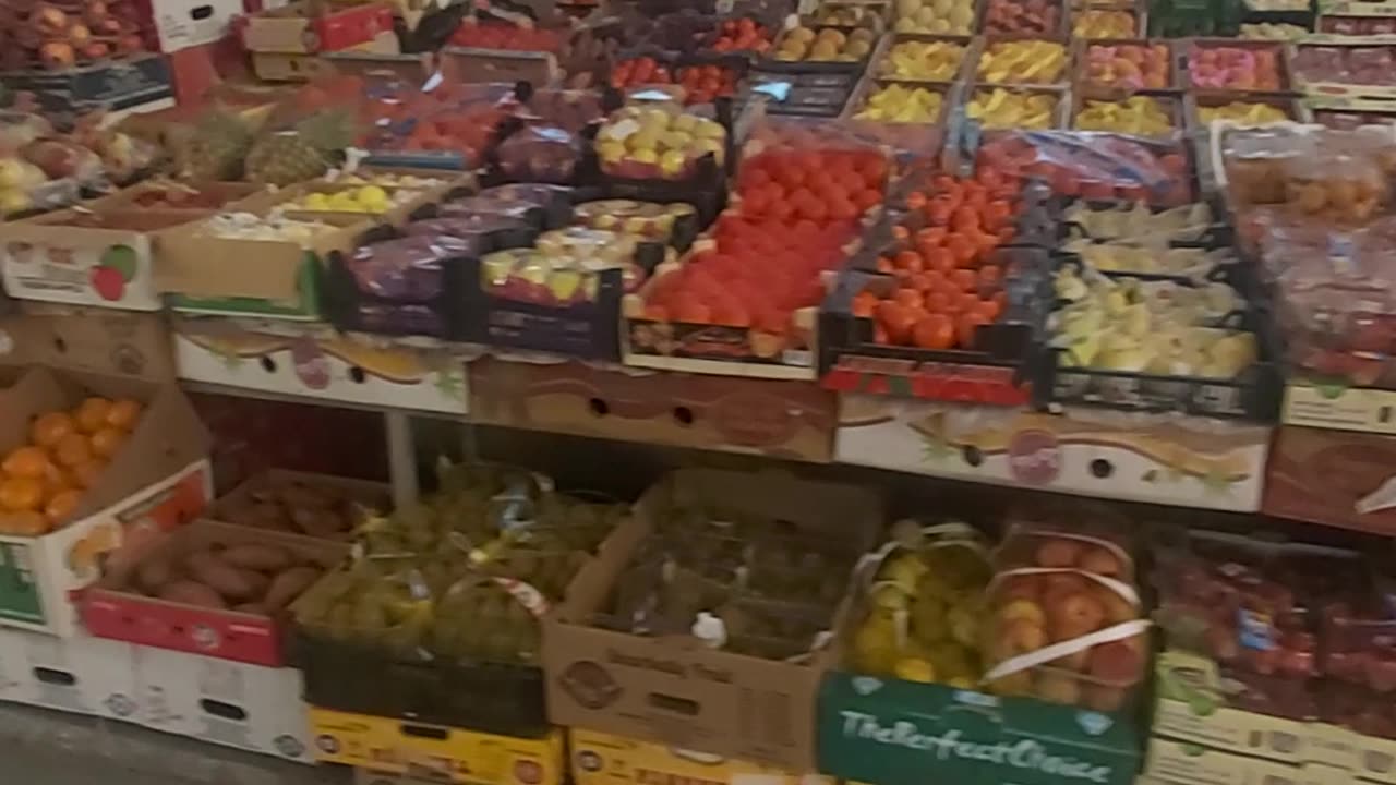 A tour went in the fruit and vegetable market a day