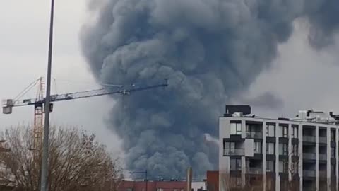 Gdańsk. Pali się hala byłych Zakładów Naprawczych Taboru Kolejowego na