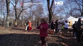 NO COMMENT: Miles de personas reciben comida en un evento benéfico navideño en Budapest