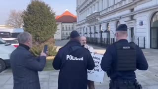 „Kula w łeb” - takie napisy i… ochrona Policji⁉️ Żadnej reakcji⁉️Czy to jeszcze