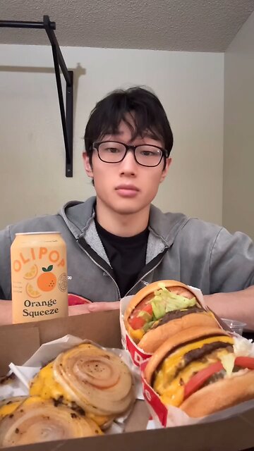 Follow for more ASMR videos🌮🍟 Credits: @samw_k3 #mukbang #asmr #fastfood #asmreating