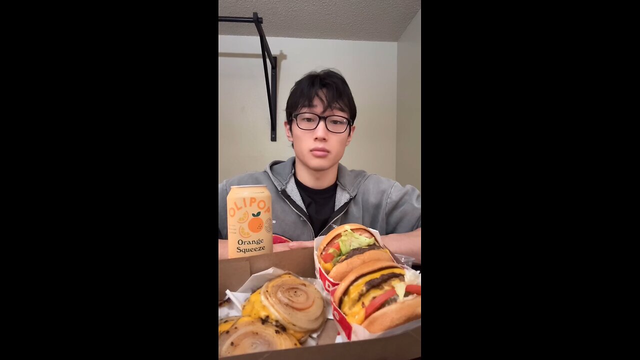 Follow for more ASMR videos🌮🍟 Credits: @samw_k3 #mukbang #asmr #fastfood #asmreating