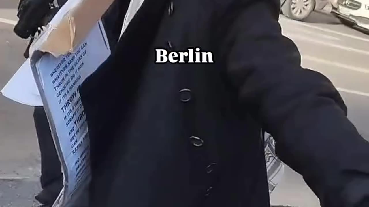 A German woman confronts a group pro Israel and the police