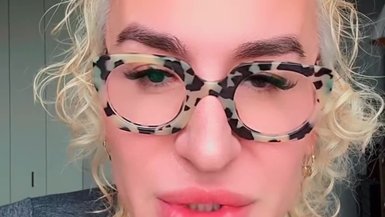 Parashqevi mendon akoma se është e martuar me Robertin, nuk e pranon realitetin