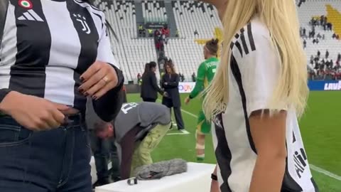 Just two friends meeting at the Allianz Stadium 🫂🤩