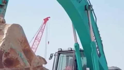 Mastering the Unload: Heavy Excavator Off the Lowboy Trailer! 🚛✨