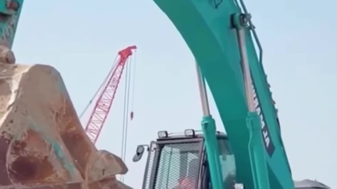 Mastering the Unload: Heavy Excavator Off the Lowboy Trailer! 🚛✨