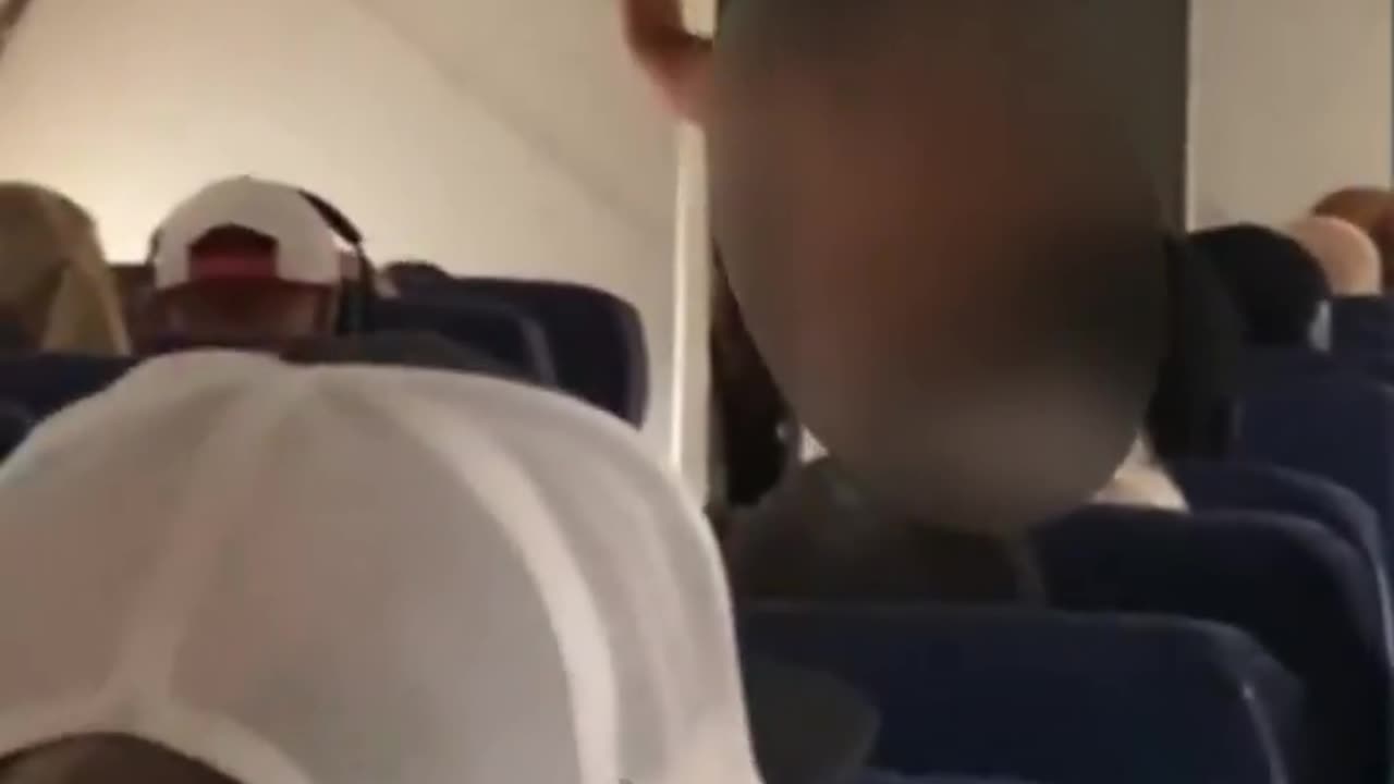 Woman strips naked on Southwest flight