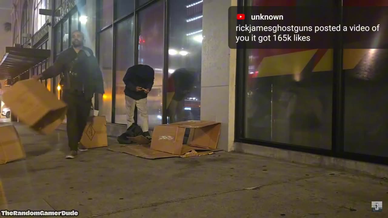 Streamer BillyJohn builds a cardboard house for a homeless man in Los Angeles❕🙌