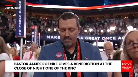 Pastor throws up 666 signs during the RNC