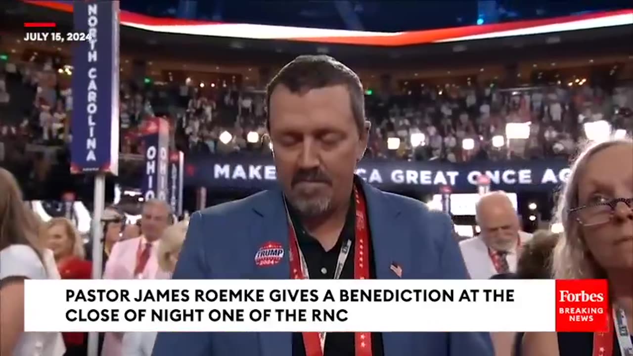 Pastor throws up 666 signs during the RNC