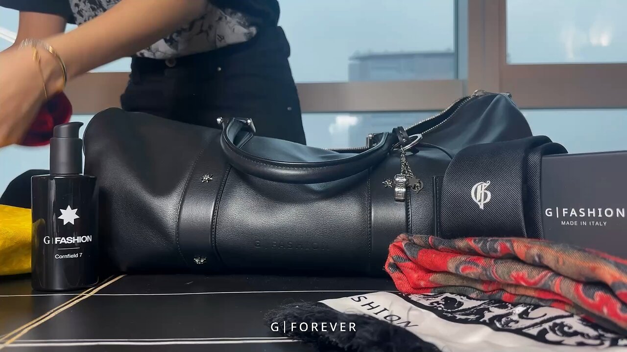 《周末小旅行,我pick这款G|Forever明星旅行包》 ✈️周末一到就想出去玩,收拾东西时我直接拿出了这款G|Forever明星旅行包。小牛皮手感超舒服,银色七芒星blingbling的超吸晴