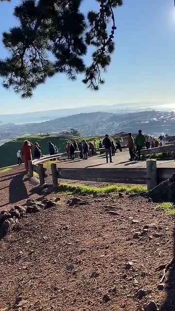 People in San Francisco gathered together to scream in frustration over Trump inauguration 😏