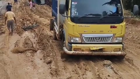 The truck loaded with palm oil overturned on a sharp slope