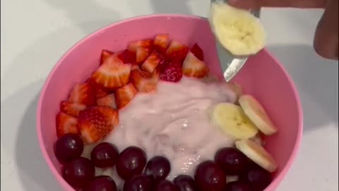 "Delicious Yogurt Berry Banana Oatmeal Bowl Recipe!