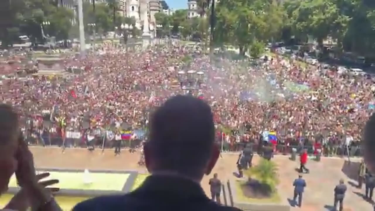 MILEI AND GONZÁLEZ GREET VENEZUELANS IN ARGENTINA