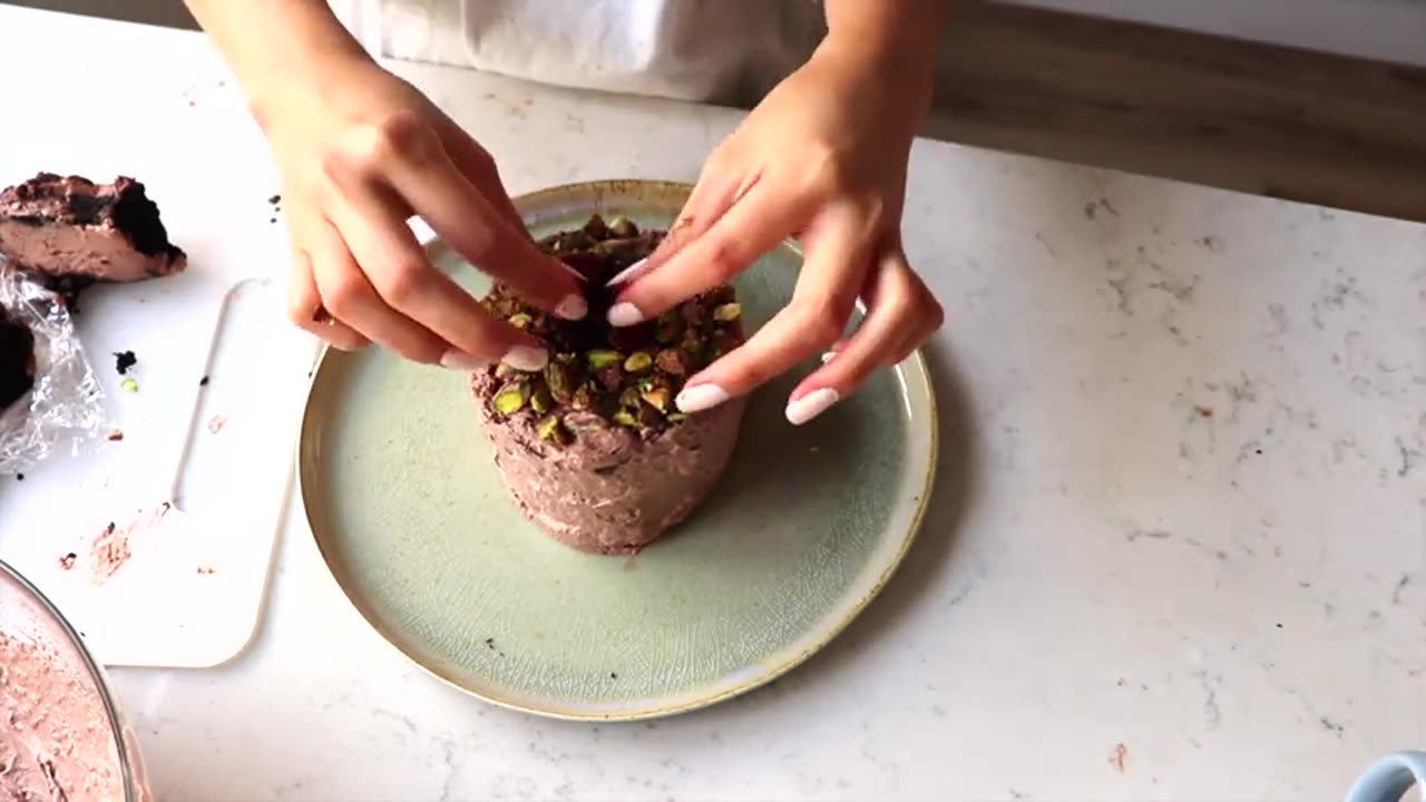 Weekly Vlog - Pistachio Chocolate Cake