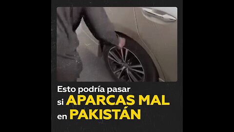 Agentes desinflan neumáticos de infractores en Pakistán
