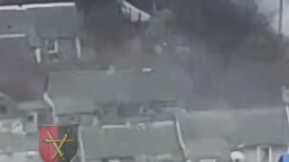 🔥 Ukrainian tank shooting at private houses with Russian soldiers from a close