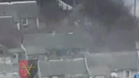 🔥 Ukrainian tank shooting at private houses with Russian soldiers from a close