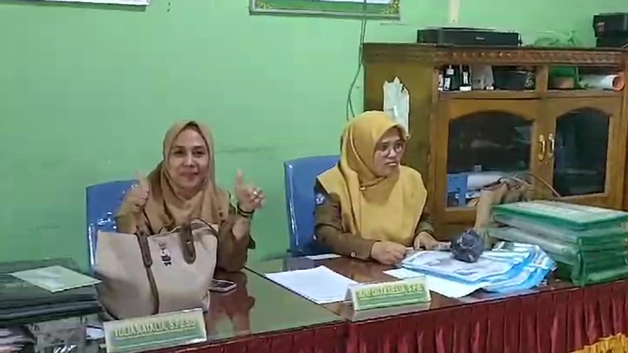 Kocak kegiatan guru di kantor