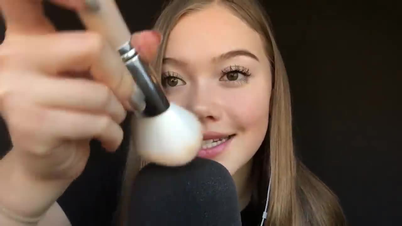 ASMR LIA FACE AND MIC BRUSHING + TONGUE FLUTTERS