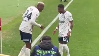 Anderson Talisca struck by Water Bottle while Celebrating First Super Lig Goal for Fenerbahce