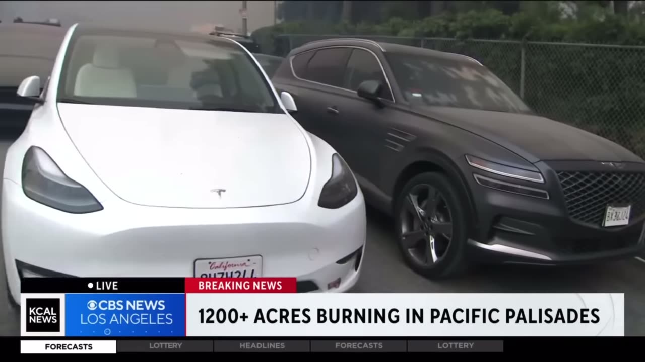 California Pacific Palisades highway People flee fire & abandoned their cars 🔥 Now over 3k acres