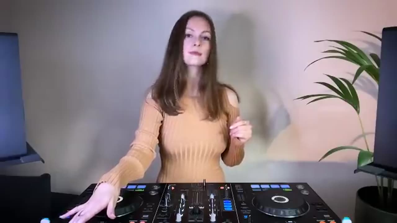 VK Love Your Neighbour | Groove House DJ Mix Arwen's Faith