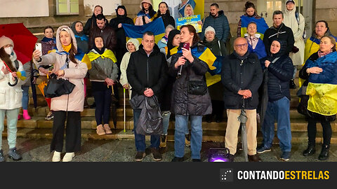 Cantando el Himno de Ucrania en Vigo durante un temporal