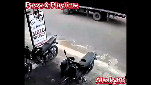 TWO PEOPLE ON A MOTORCYCLE ARE SAVED FROM DEATH IN A FATAL ACCIDENT 😱😱😱😱