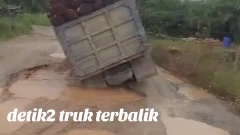 The truck carrying palm oil rolled over due to a pothole in the road