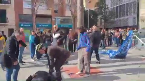 Vecinos de Les Corts expulsan del barrio a los fascistas de Aliança Catalana