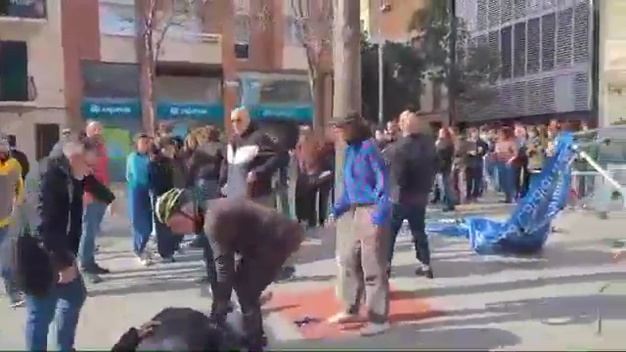 Vecinos de Les Corts expulsan del barrio a los fascistas de Aliança Catalana