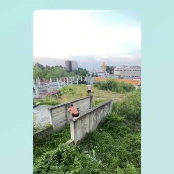 Juggling maniacs do parkour without limits - Total Emotion - 09