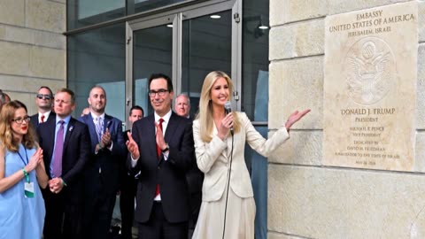 Quando aprirono l'ambasciata USA a Gerusalemme in Israele nel 2018 e fecero la moneta commemorativa del terzo tempio di Gerusalemme con il volto di Donald John Trump..l'ambasciata è ancora lì e pure l'insegna con la data 14 maggio 2018...