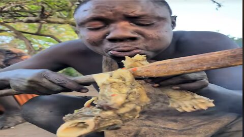 Wow 😲😳😋 What a delicious breakfast today 😋 See how Hadza bushman enjoying his favorite meal today