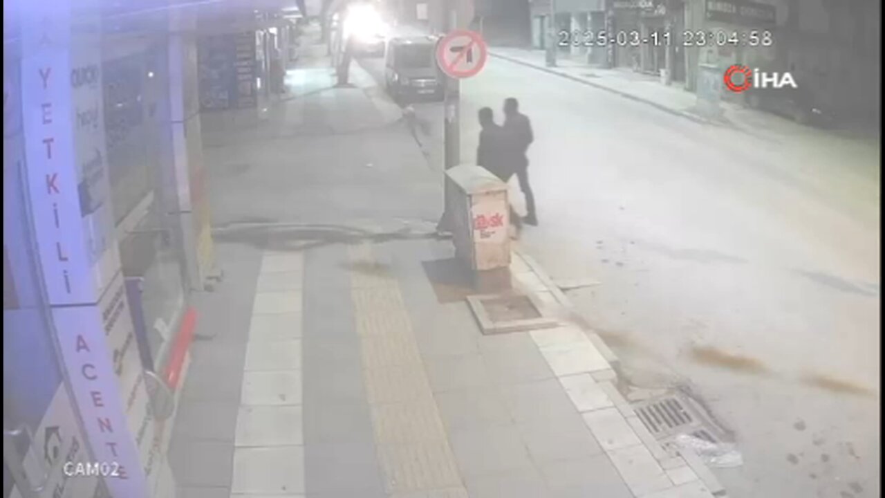 Kontrolden çıkan otomobil saha dağıtım kutusuna çarptı