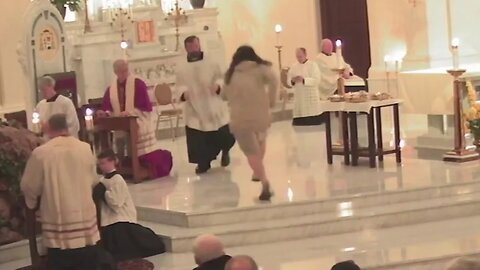 Video shows man charging at priest during prayer at Washington church