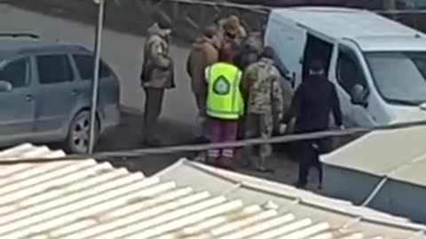 Ukrainian Man Mobilized on the Street in Kharkiv – Caught on Camera