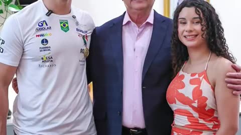 Olympic kitesurfer Bruno Lobo rescues a 15-year-old girl from drowning. 