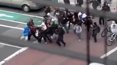 🚨#BREAKING: Watch as a man is violently attacked, pummeled, and beaten by