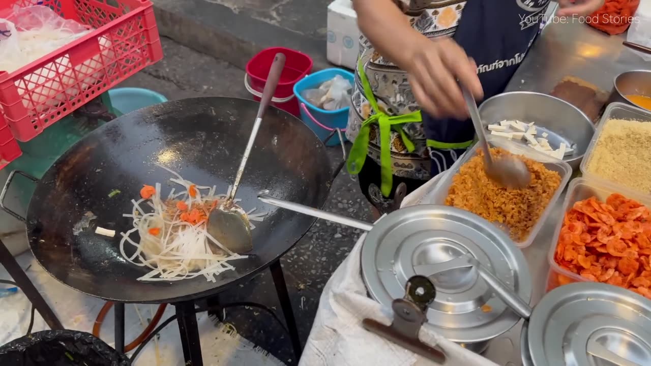 25 MUST TRY STREET FOODS IN BANGKOK THAILAND - BEST THAI STREET FOOD IN BANGKOK