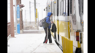 A powerful winter storm’s heavy snow and sleet cancels flights and closes schools across US South