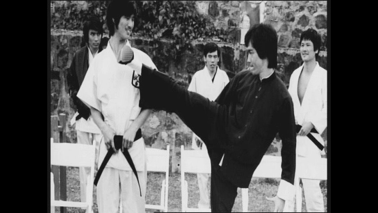 Cross kick Studio Films Bruce Lee Enter the Dragon