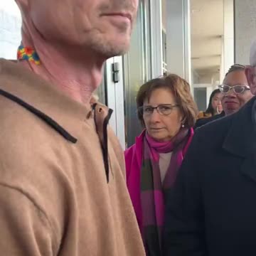 ANOTHER: Hero federal employee BLOCKS Maxine Waters, other dems from entering Education Dept