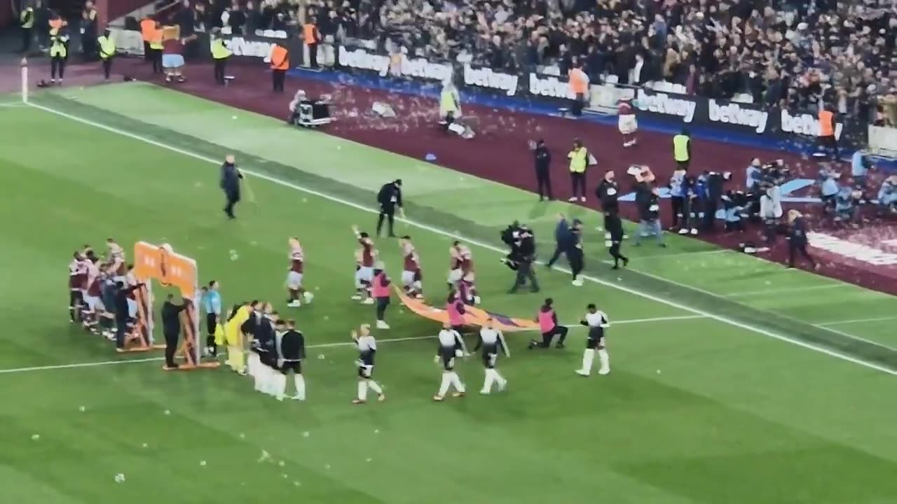 West Ham United vs Newcastle United (splendid moment with 'The Hammers' Anthem)