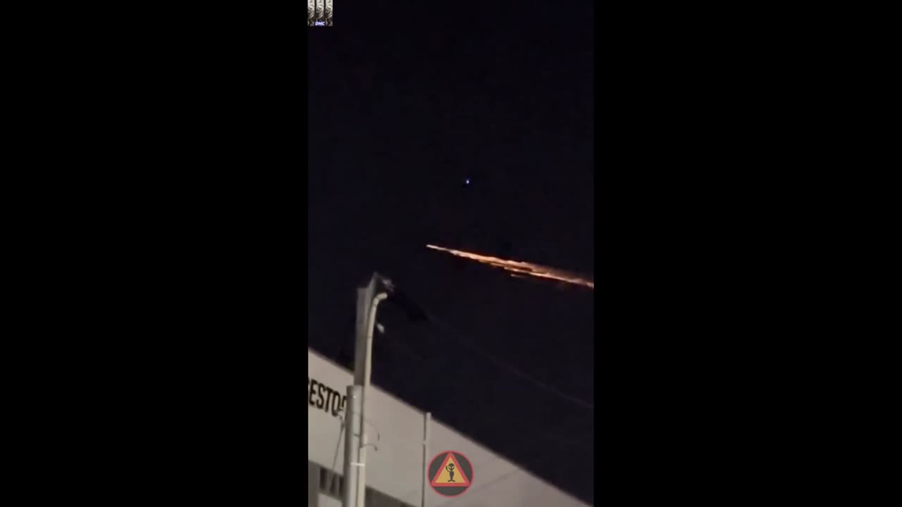 A fireball was filmed falling in the sky over Kagoshima, Japan😲